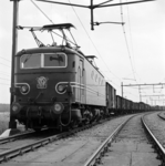 151118 Afbeelding van de electrische locomotief nr. 1117 (serie 1100) van de N.S. met goederenwagens te Utrecht (Lunetten).